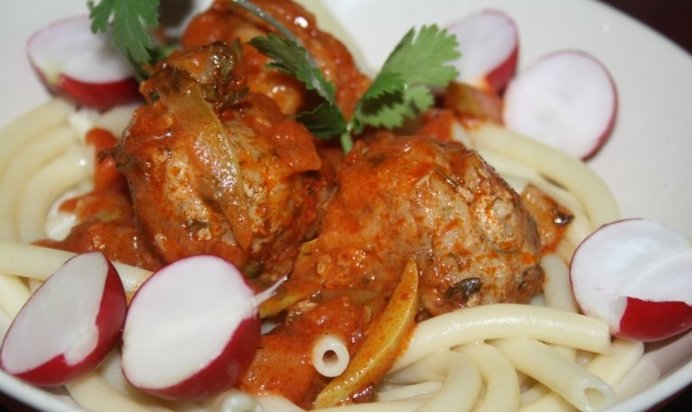 Свино-говяжьи тефтельки тушеные в томате с овощами