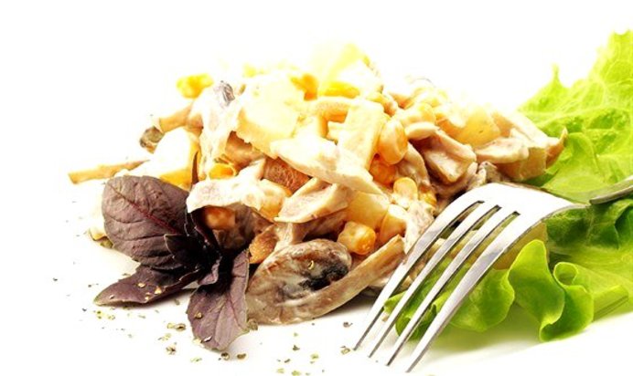 Салат из курицы с ананасами