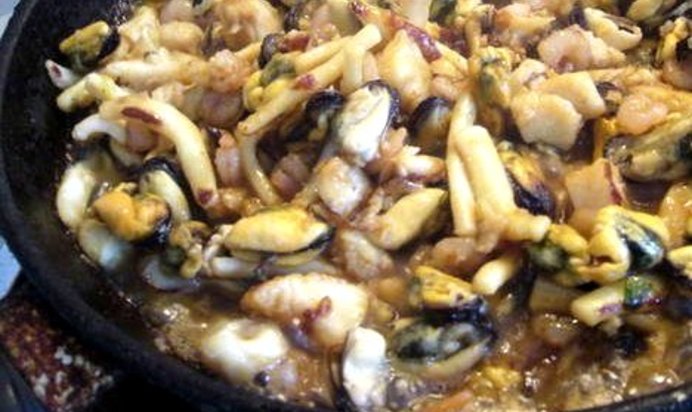 Морской коктейль под сливочным соусом