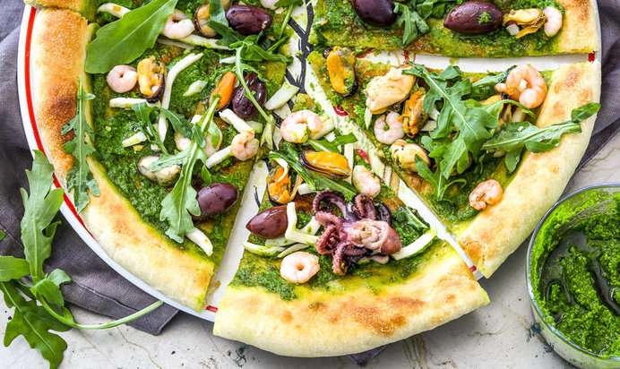 Пицца с песто и морепродуктами