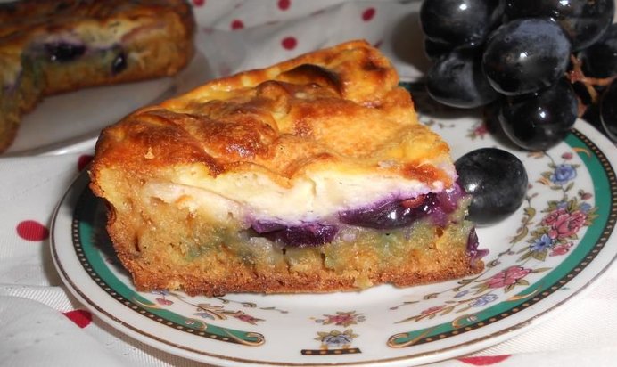 Шарлотка с яблоками и виноградом под нежным кремом с рикоттой