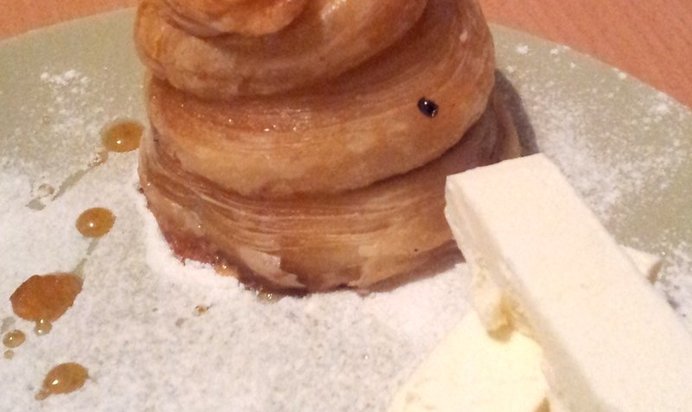 Груша и ананасы в сиропе, запеченные в слоеном тесте