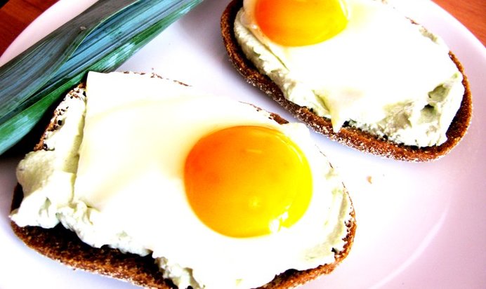 Бутерброды с пастой из авокадо и яичницей