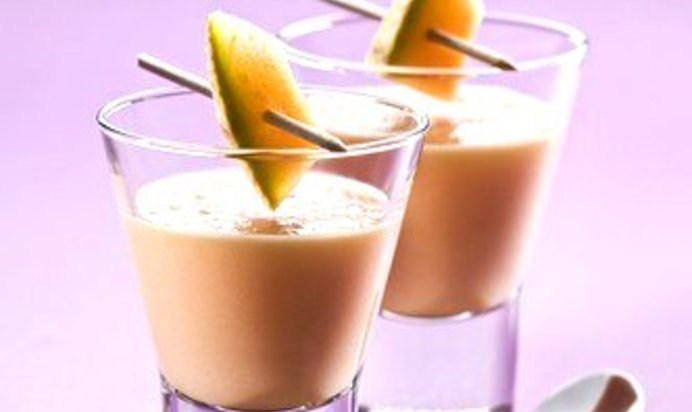 Дынный смузи с йогуртом и медом