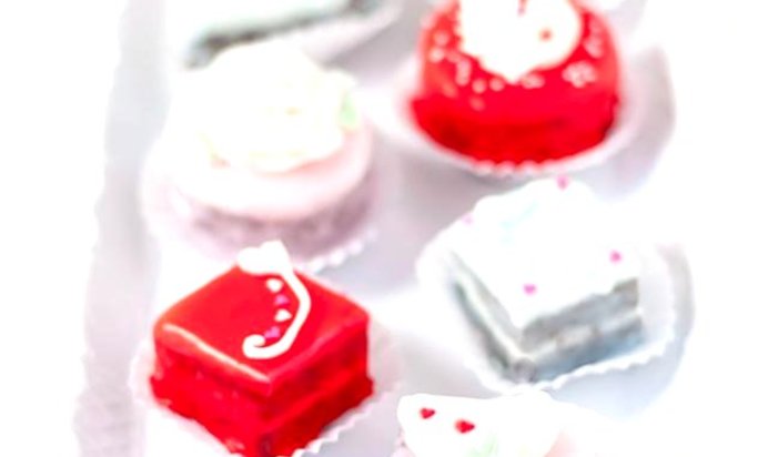 Праздничные шоколадные пирожные с глазурью