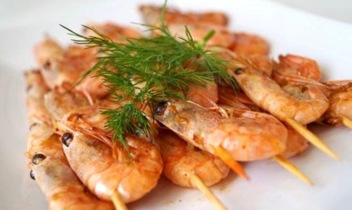 Шашлык из креветок на сковороде