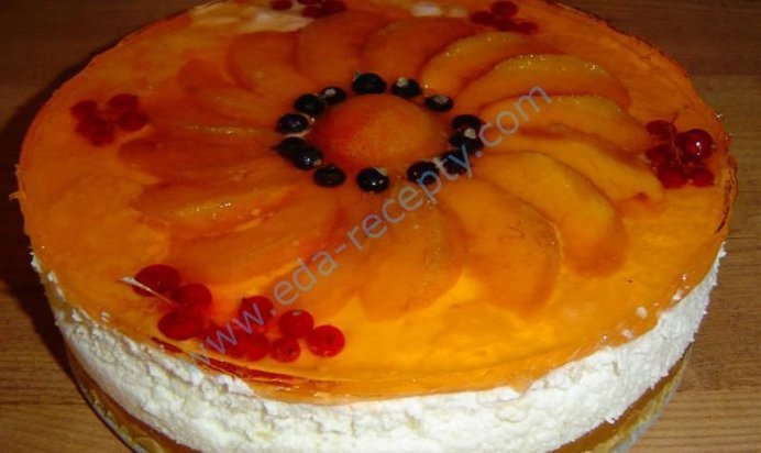 Торт без выпечки с йогуртом и персиками