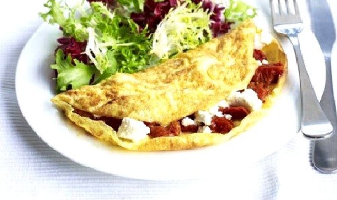 Омлет с сыром фета и помидорами