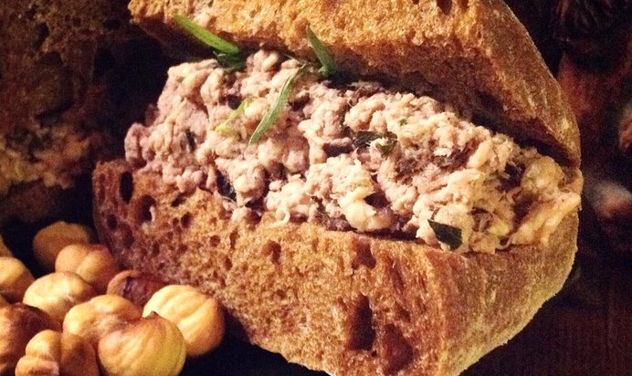 Скандинавский многоэтажный мясной бутерброд с вишневым соусом