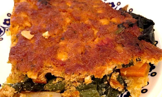 Овощная запеканка с творогом и томатным соусом