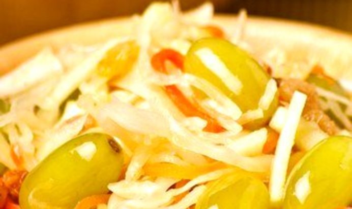 Шукрут с яблоками и виноградом