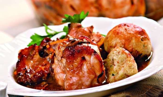 Курица, тушеная в вине, с пряными клецками