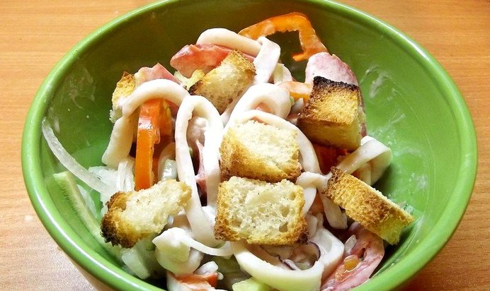 Салат ассорти с кальмаром и гренками