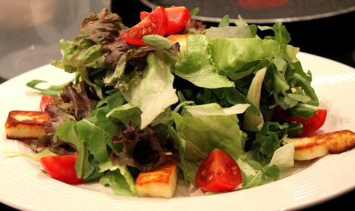 Зеленый салат с сыром, виноградом и кедровыми орешками с винной заправкой