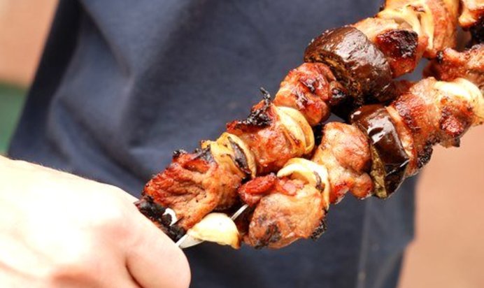 Шашлыки из баранины, баклажанов и перцев с йогуртовым соусом