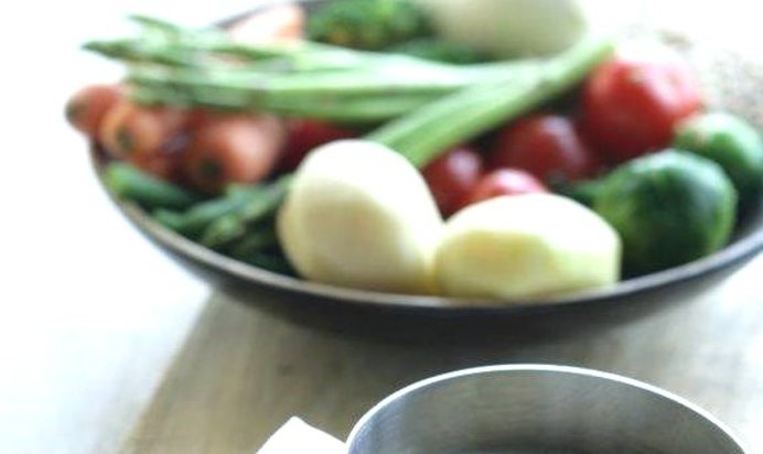 Молодые овощи с перловкой и йогуртовым соусом