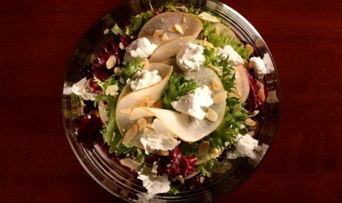 Салат с радиккьо, грушами, рикоттой и грецкими орехами