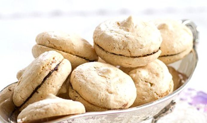 Миндальные пирожные макароны с кремом ганаш