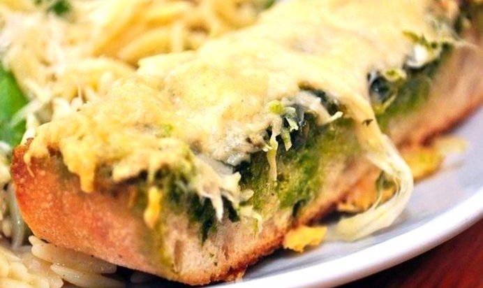 Чесночный хлеб со сливочным маслом и базиликом