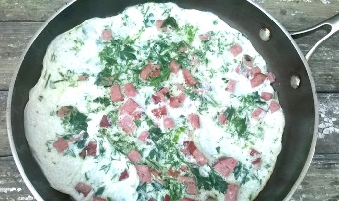 Белковый омлет с колбасой и зеленью