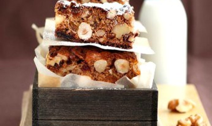 Пирожные с ягодами, миндалем и шоколадом