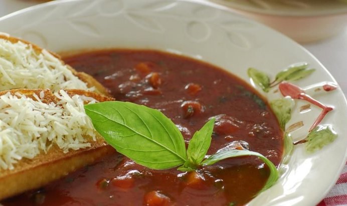 Деревенский томатный суп с базиликом и гренками