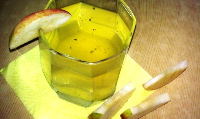 Компот с яблоками и травами