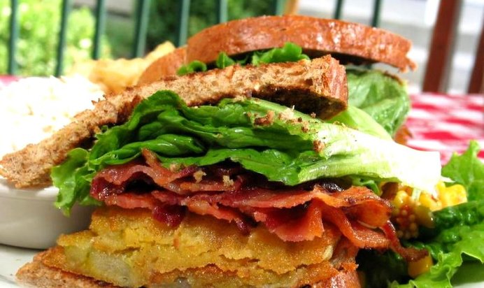 Бутерброд с помидорами и салатом