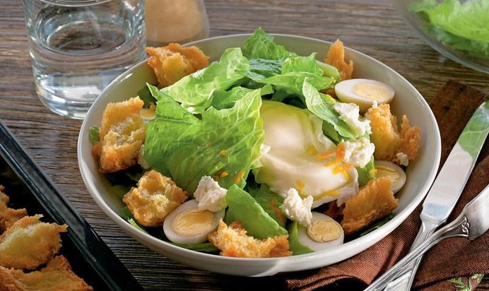 Салат с яйцами цесарки и гренками