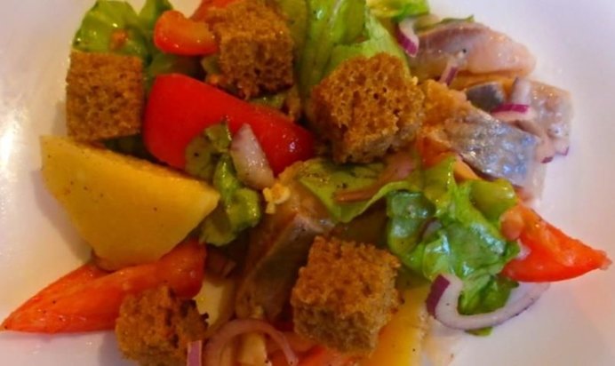 Картофельный салат с сельдью и ржаными гренками