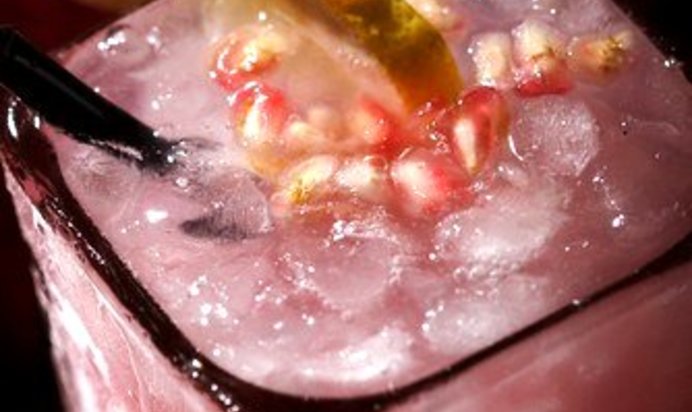 Пунш из шампанского с гранатами