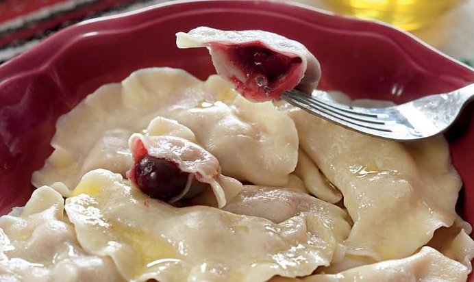 Паровые вареники с вишней