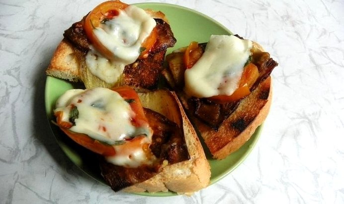 Гренки с баклажаном и брынзой