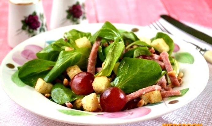 Салат с корном, сервелатом и виноградом