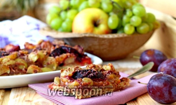 Открытый пирог со сливой и виноградом