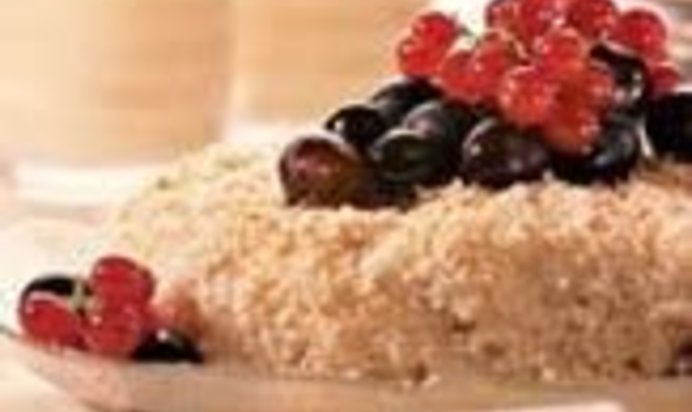 Кокосовый рис с виноградом и красной смородиной