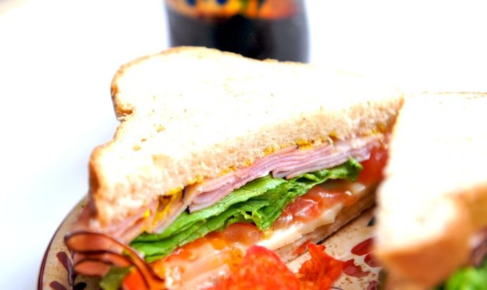 Бутерброд с ветчиной и помидорами