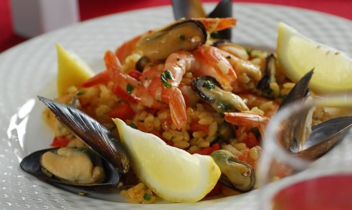 Плов с креветками и мидиями