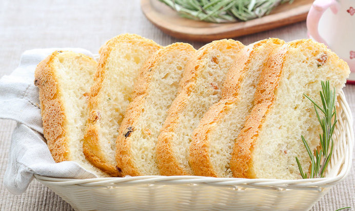 Хлеб с изюмом и розмарином