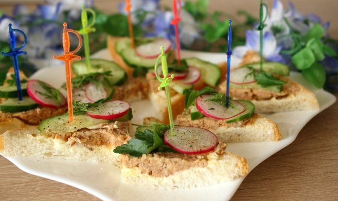 Бутерброды с паштетом и свежими овощами Гости на пороге