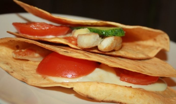 Тортилас с моцареллой, овощами и курицей