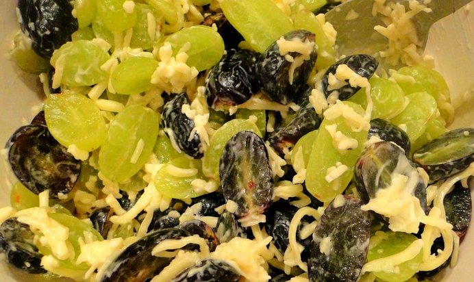 Салат с виноградом, и сыром, и чесноком