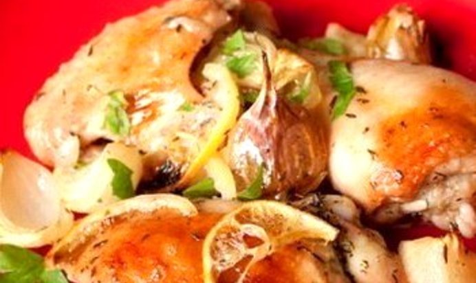 Запеченная курица с лимонами и белым вином