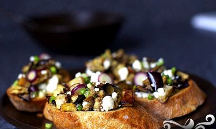 Тосты с салатом из баклажанов