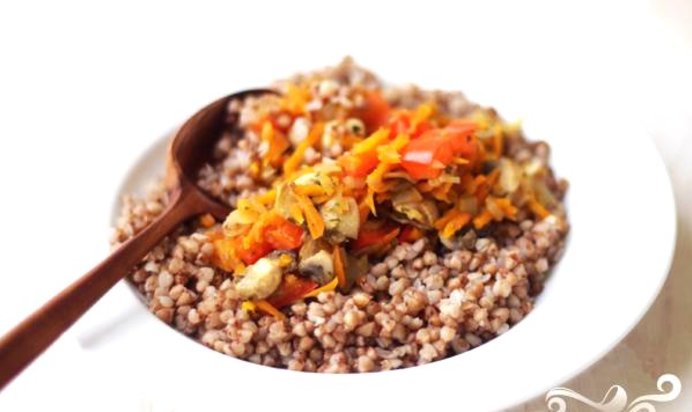 Тушеные овощи с грибами и гречкой