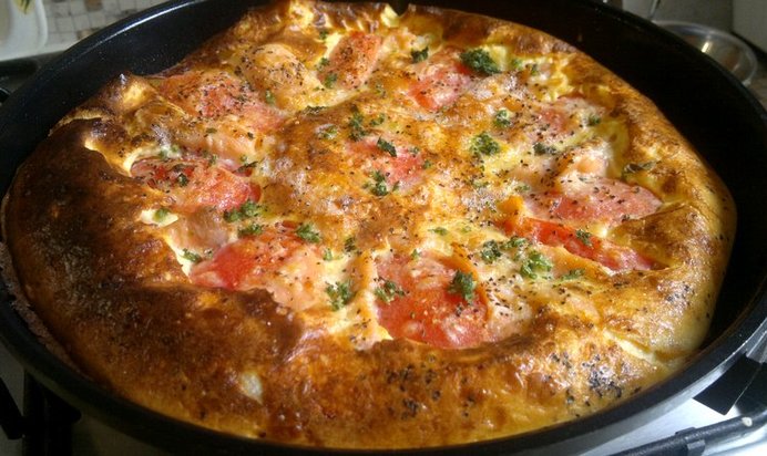 Омлет со слабосоленой семгой и помидорами