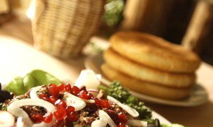 Салат из мяса с луком и зернами граната