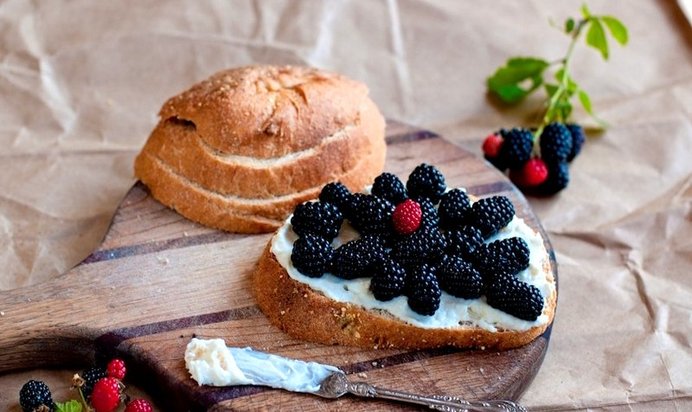 Бутерброды с ежевикой