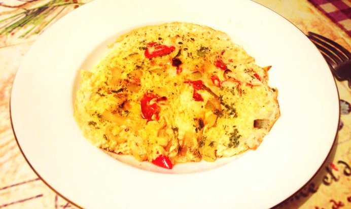 Омлет с луком-пореем и помидорами