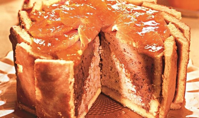 Двухцветный сливочный торт с мандаринами и миндалем